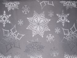 КОЛЕДНА ПОКРИВКА 150/220СМ. СРЕБЪРНО